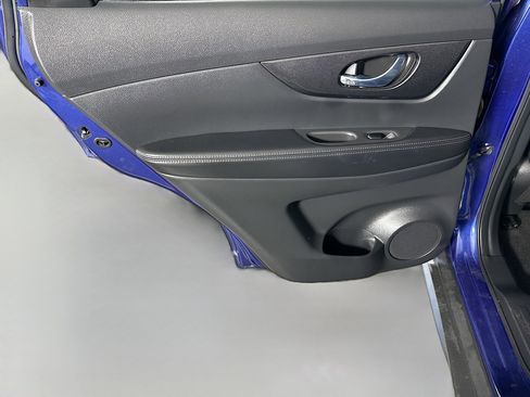 Used 2018 Nissan Rogue SV image 26