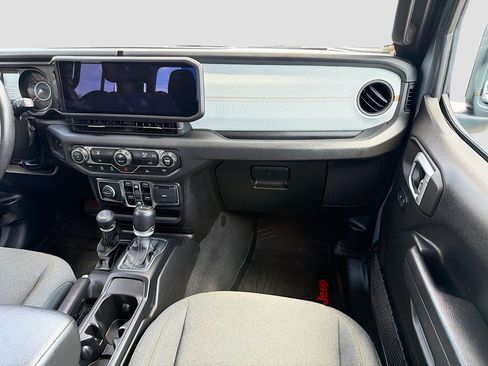 Used 2024 Jeep Gladiator Sport image 17