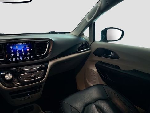 Used 2017 Chrysler Pacifica Touring-L Plus image 21