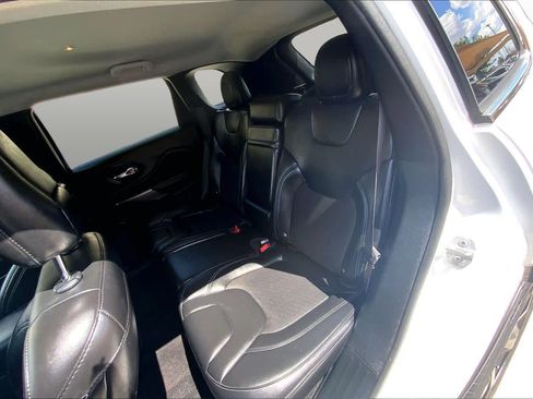 Used 2019 Jeep Cherokee Latitude Plus FWD image 21