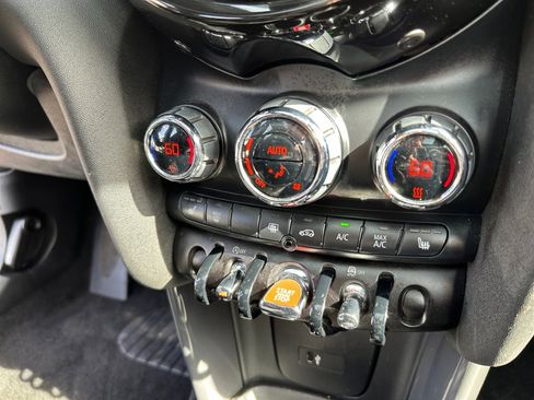 Used 2021 MINI Cooper 4-Door Hardtop w/ Storage Package image 24