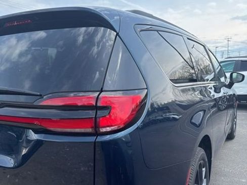 Used 2023 Chrysler Pacifica Limited w/ Uconnect Theater Family Group AWD/4WD image 9