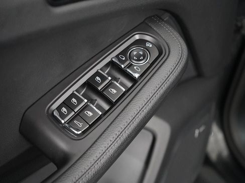 Used 2024 Porsche Macan AWD/4WD image 26