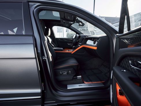 Used 2025 Bentley Bentayga image 24