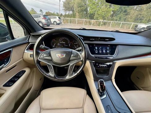 Used 2018 Cadillac XT5 Luxury w/ Driver Awareness Package FWD image 10