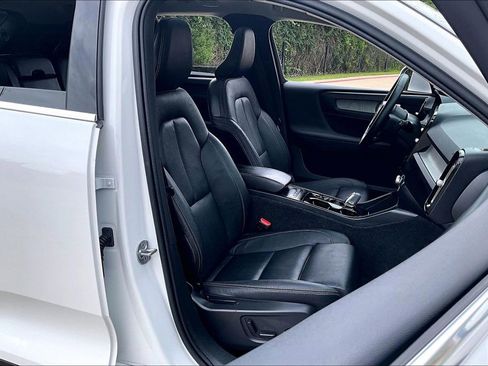 Used 2024 Volvo XC40 B5 Plus AWD/4WD image 10
