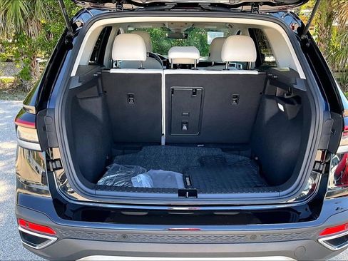 Certified 2025 Volkswagen Taos SE w/ Panoramic Sunroof Package image 15