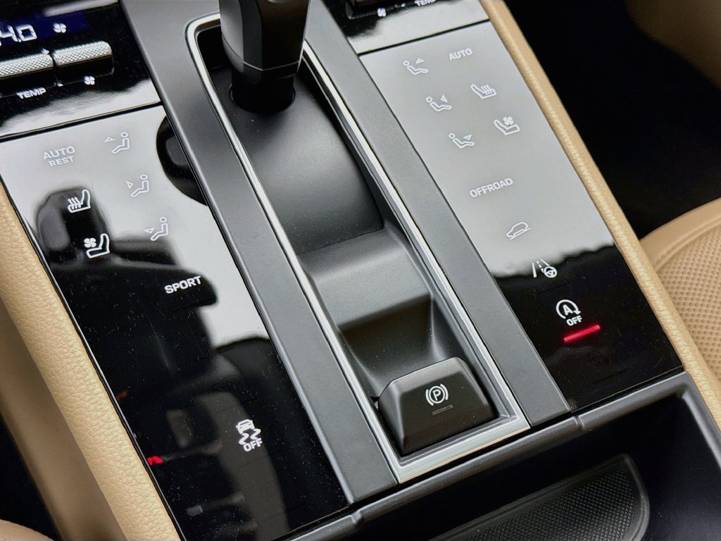 Certified 2025 Porsche Macan AWD/4WD image 22