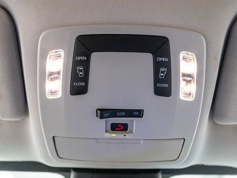 Certified 2025 Toyota Sienna LE FWD image 28