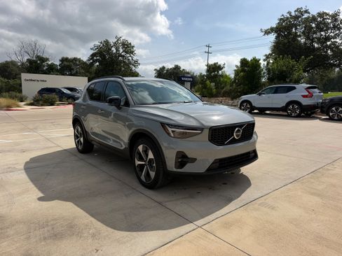 Certified 2026 Volvo XC40 B5 Plus AWD/4WD image 7