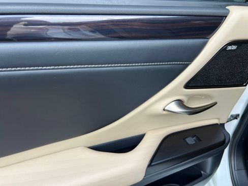 Used 2019 Lexus ES 300h Ultra Luxury w/ Accessory Package 2 FWD image 58