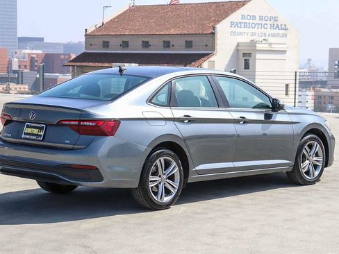 Used 2024 Volkswagen Jetta SE image 4