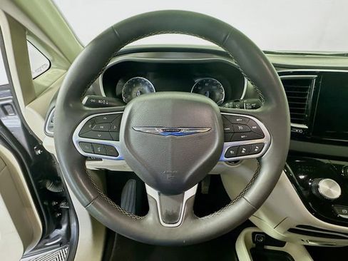 Used 2023 Chrysler Pacifica Touring-L FWD image 13
