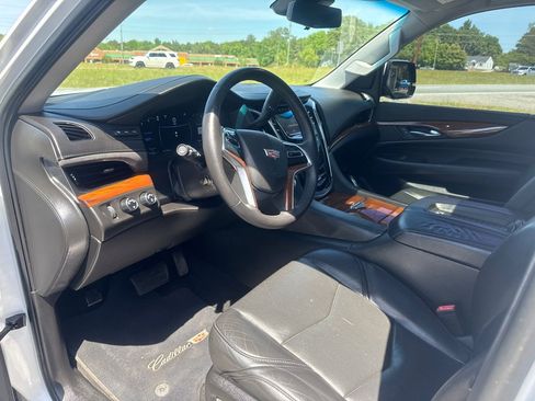 Used 2017 Cadillac Escalade Luxury AWD/4WD image 30