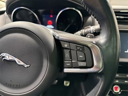 Used 2019 Jaguar F-PACE Prestige image 18