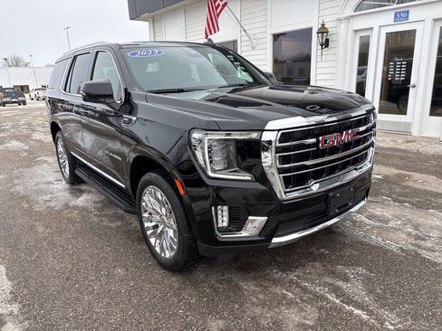 Used 2023 GMC Yukon SLT w/ SLT Premium Package image 3