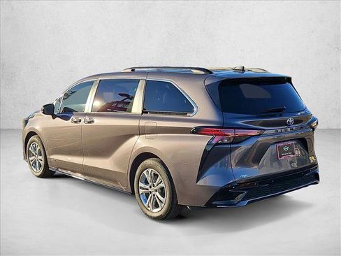 Used 2021 Toyota Sienna XSE w/ XSE Plus Package image 8