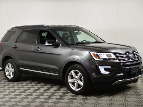 Used 2017 Ford Explorer XLT w/ Equipment Group 202A image 6