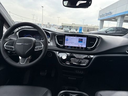 Used 2025 Chrysler Pacifica Select image 15