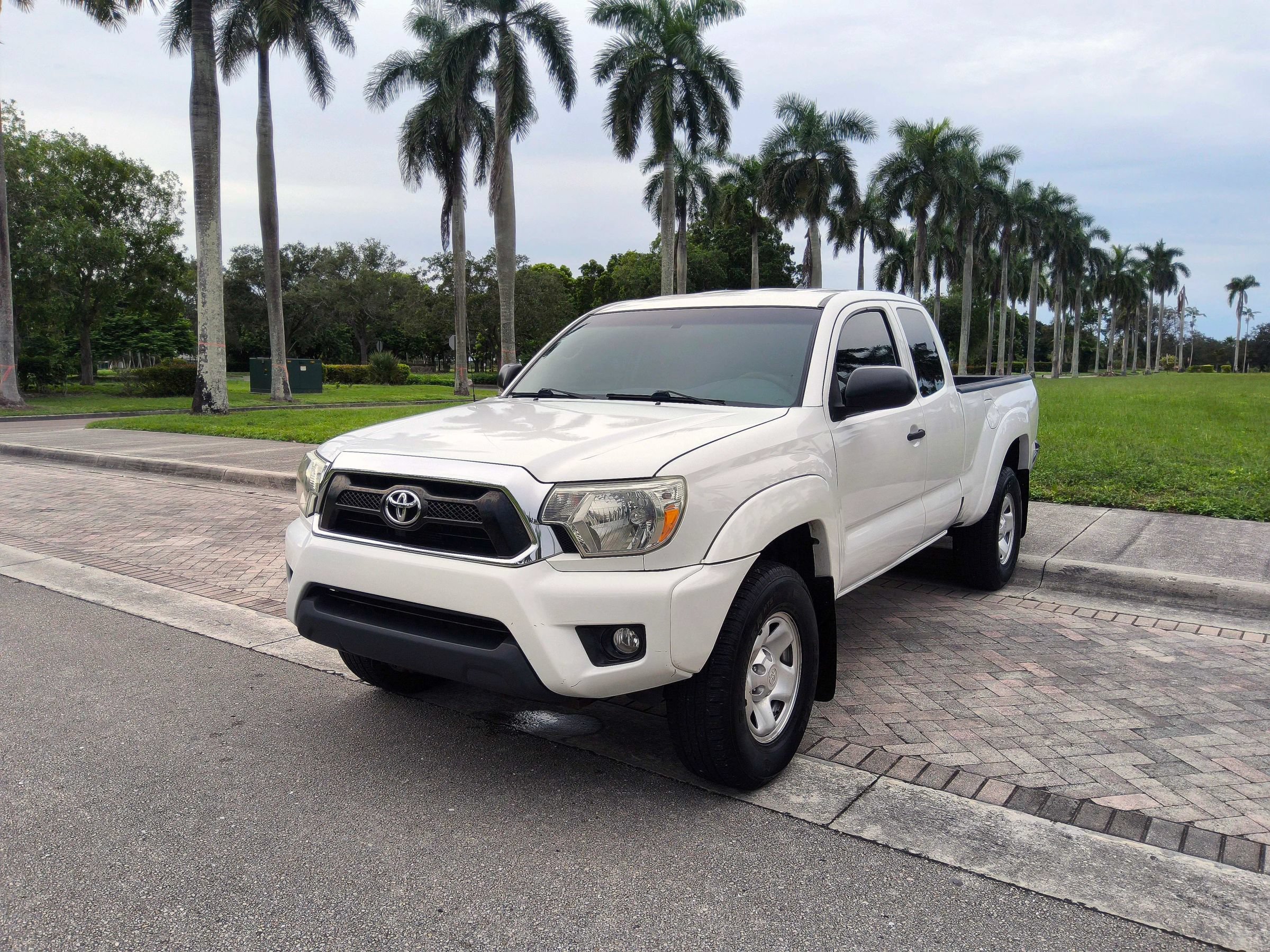 Used 2014 Toyota Tacoma PreRunner w/ SR5 Package RWD image 3