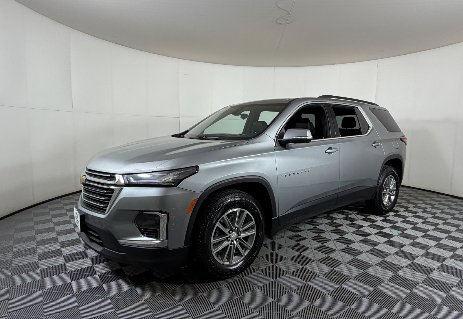 Used 2023 Chevrolet Traverse LT FWD image 2