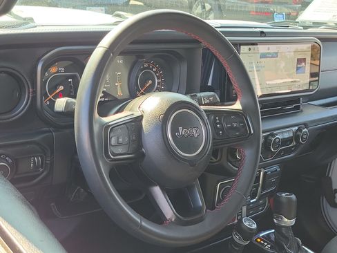 Used 2024 Jeep Wrangler Unlimited Rubicon AWD/4WD image 9