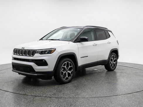 Used 2025 Jeep Compass Limited image 3