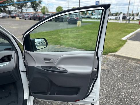 Used 2017 Toyota Sienna L FWD image 18
