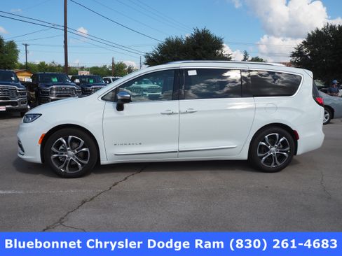 New 2026 Chrysler Pacifica Pinnacle image 1