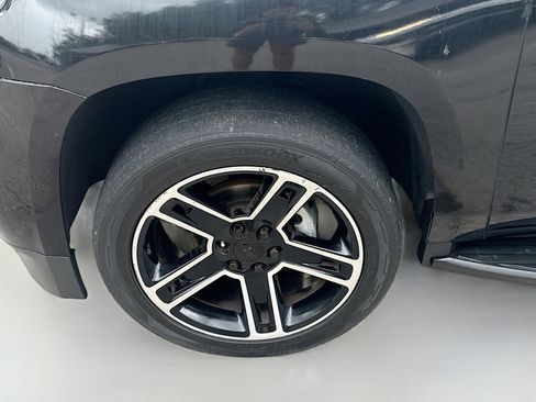 Used 2020 Chevrolet Suburban LT w/ Luxury Package RWD image 36