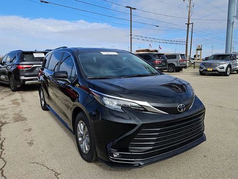 Certified 2026 Toyota Sienna XLE image 7