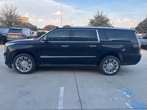 Used 2020 Cadillac Escalade ESV Platinum image 3