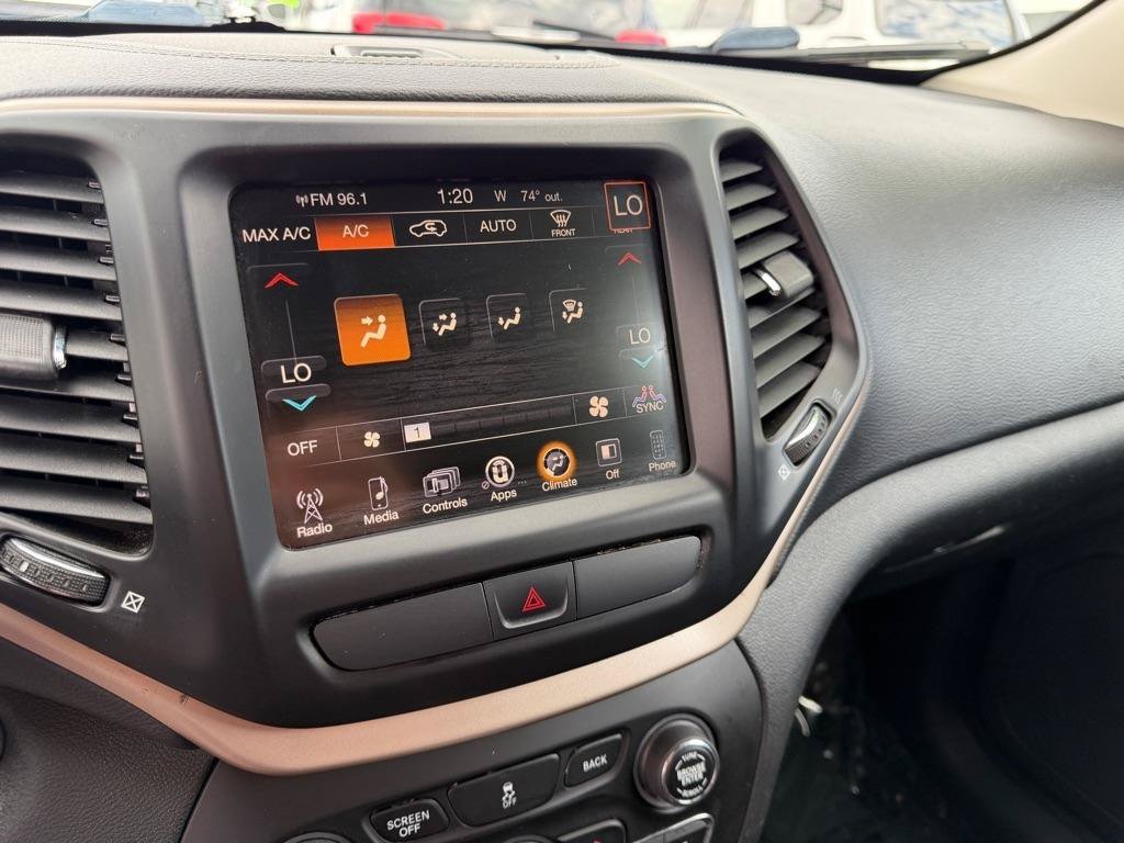 Used 2015 Jeep Cherokee Latitude w/ Comfort/Convenience Group FWD image 32