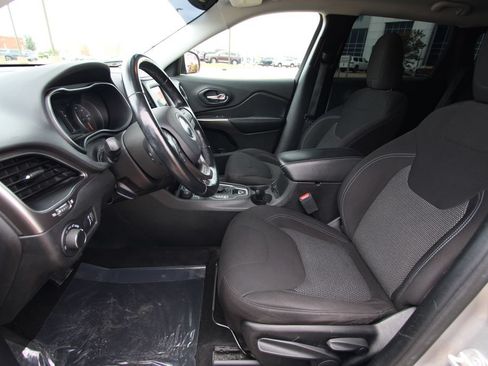 Used 2020 Jeep Cherokee Latitude w/ Cold Weather Group AWD/4WD image 6