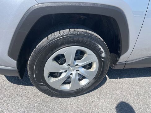 Used 2019 Toyota RAV4 LE AWD/4WD image 9