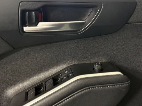 Used 2021 Toyota Highlander XLE AWD/4WD image 19