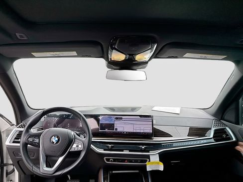 Used 2025 BMW X5 xDrive40i w/ Parking Assistance Package image 19