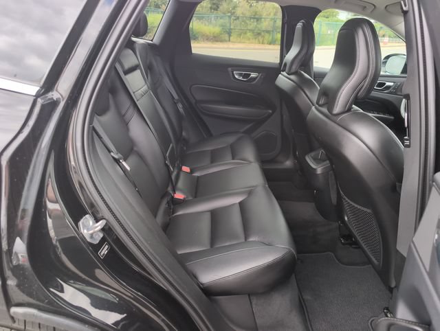 Used 2019 Volvo XC60 T6 Momentum w/ Multimedia Package AWD/4WD image 12