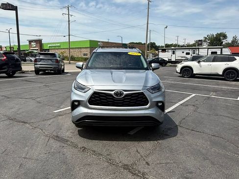 Used 2021 Toyota Highlander XLE AWD/4WD image 4