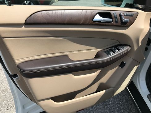 Used 2019 Mercedes-Benz GLE 400 4MATIC image 13