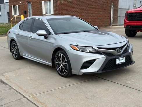 Used 2018 Toyota Camry SE FWD image 4