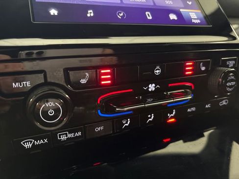 Used 2021 Jeep Grand Cherokee L Laredo image 41