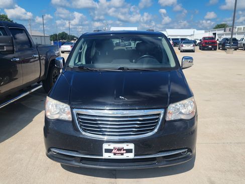Used 2012 Chrysler Town & Country Touring-L w/ Entertainment Group #2 FWD image 2
