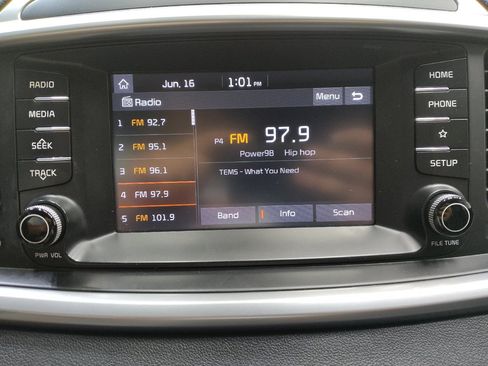 Used 2020 Kia Sorento LX FWD image 25