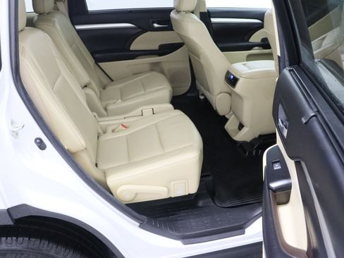 Used 2018 Toyota Highlander XLE AWD/4WD image 38