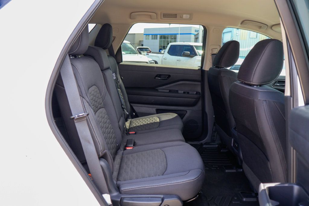 Used 2025 Nissan Pathfinder SV FWD image 12