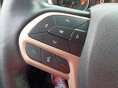 Used 2018 Jeep Cherokee Latitude w/ Cold Weather Group AWD/4WD image 17