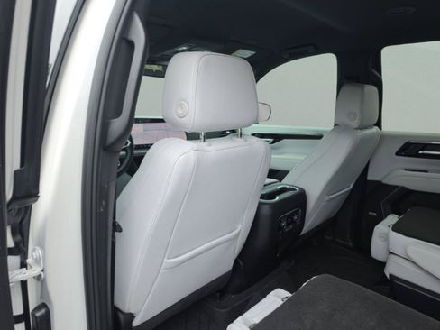 Used 2025 Chevrolet Tahoe Premier AWD/4WD image 23
