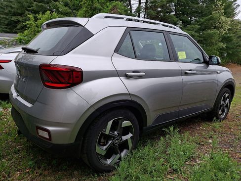 Used 2023 Hyundai Venue SEL FWD image 4
