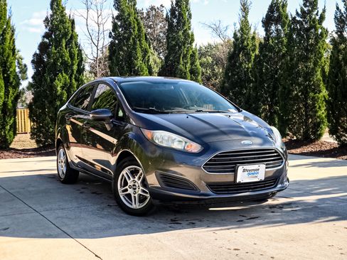Used 2018 Ford Fiesta SE image 2
